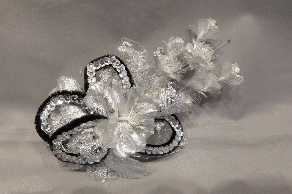 美品 昭和のコサージュ シルバー ホワイト ブラック 花 蝶 パーティー 昭和レトロ アンティーク ヴィンテージ 正装 フォーマル拍卖