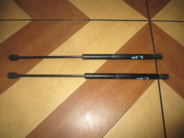 ■ジャガー XJ6 X300 ボンネット ショック ダンパー 左右 中古 BEC19809 ダイムラー デイムラー ダブルシックス V12 部品取あり ストラット拍卖