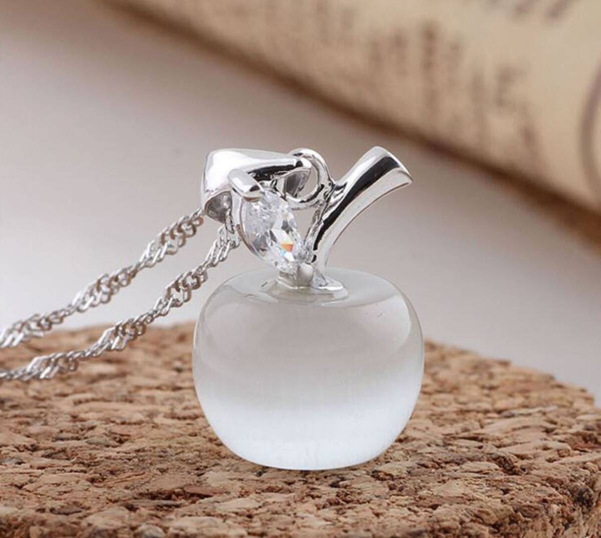 ホワイトオパール りんごネックレス 可愛い 上品 ギフト プレゼント レディース アクセサリー ジュエリー拍卖