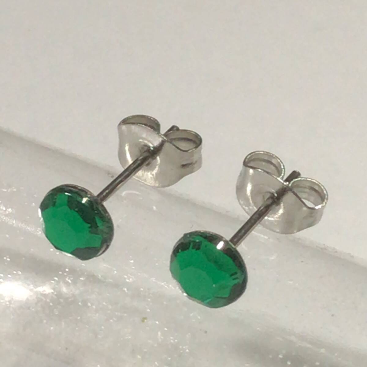 2個1セット ラインストーン スタッドピアス グリーン 両耳用 ステンレス アクリル製 シンプル つけっぱなしOK 安い拍卖