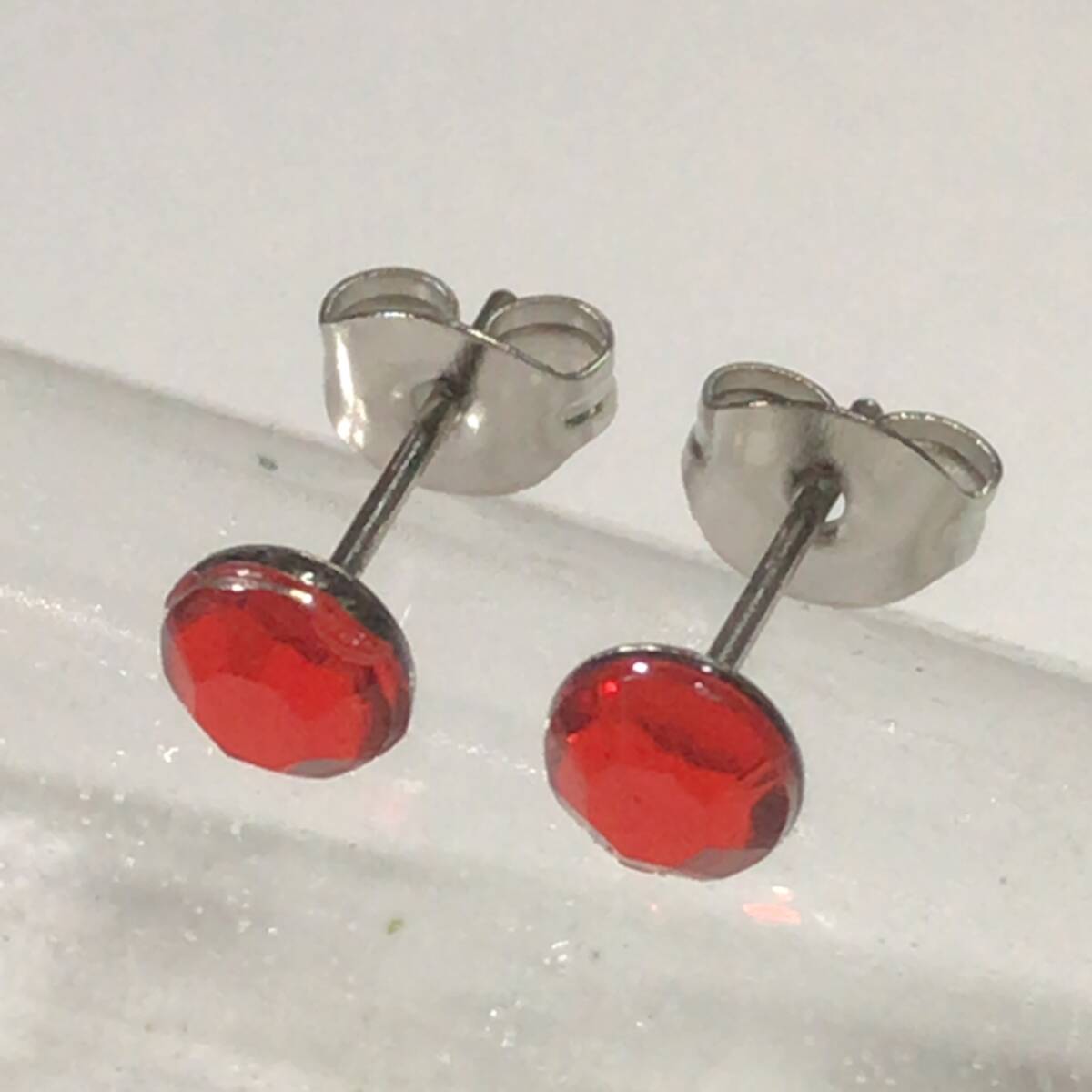 2個1セット ラインストーン スタッドピアス レッド 両耳用 ステンレス アクリル製 シンプル つけっぱなしOK 安い拍卖