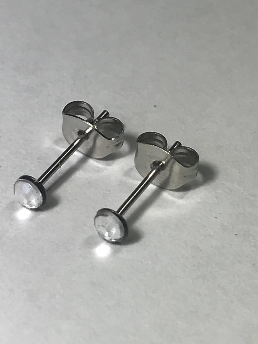 2個1セット 幅3mm ラインストーン スタッドピアス クリア 両耳用 ステンレス アクリル製 シンプル つけっぱなしOK 安い拍卖