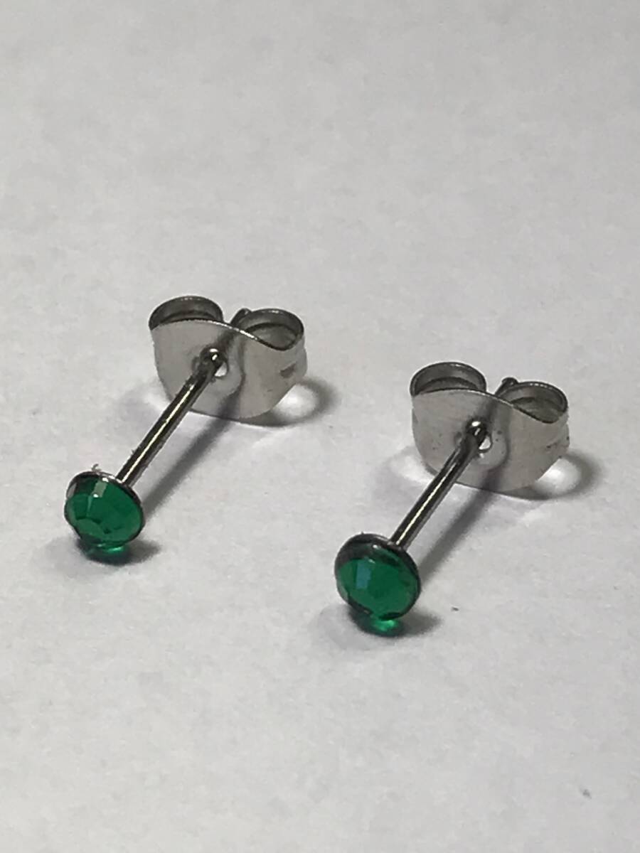 2個1セット 幅3mm ラインストーン スタッドピアス グリーン 両耳用 ステンレス アクリル製 シンプル つけっぱなしOK 安い拍卖