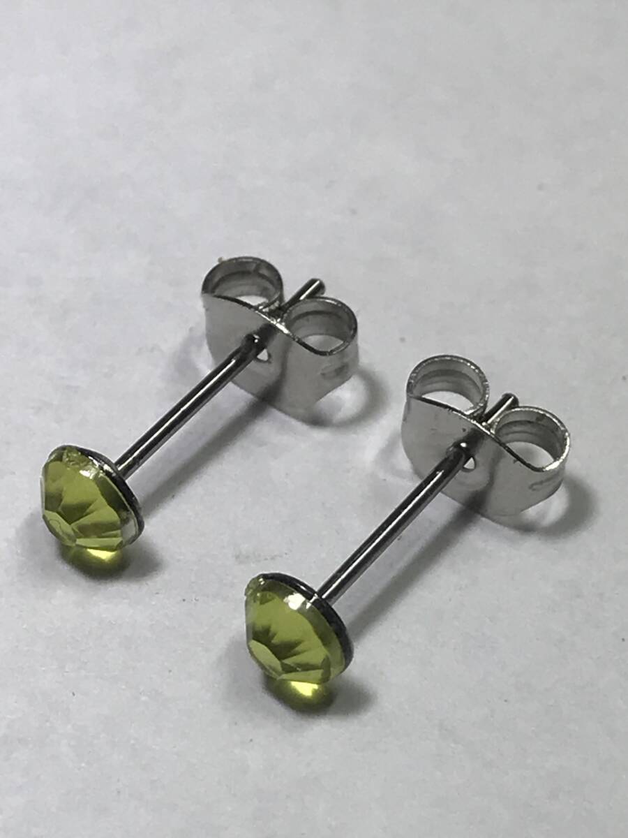 2個1セット 幅4mm ラインストーン スタッドピアス イエロー 両耳用 ステンレス アクリル製 シンプル つけっぱなしOK 安い拍卖