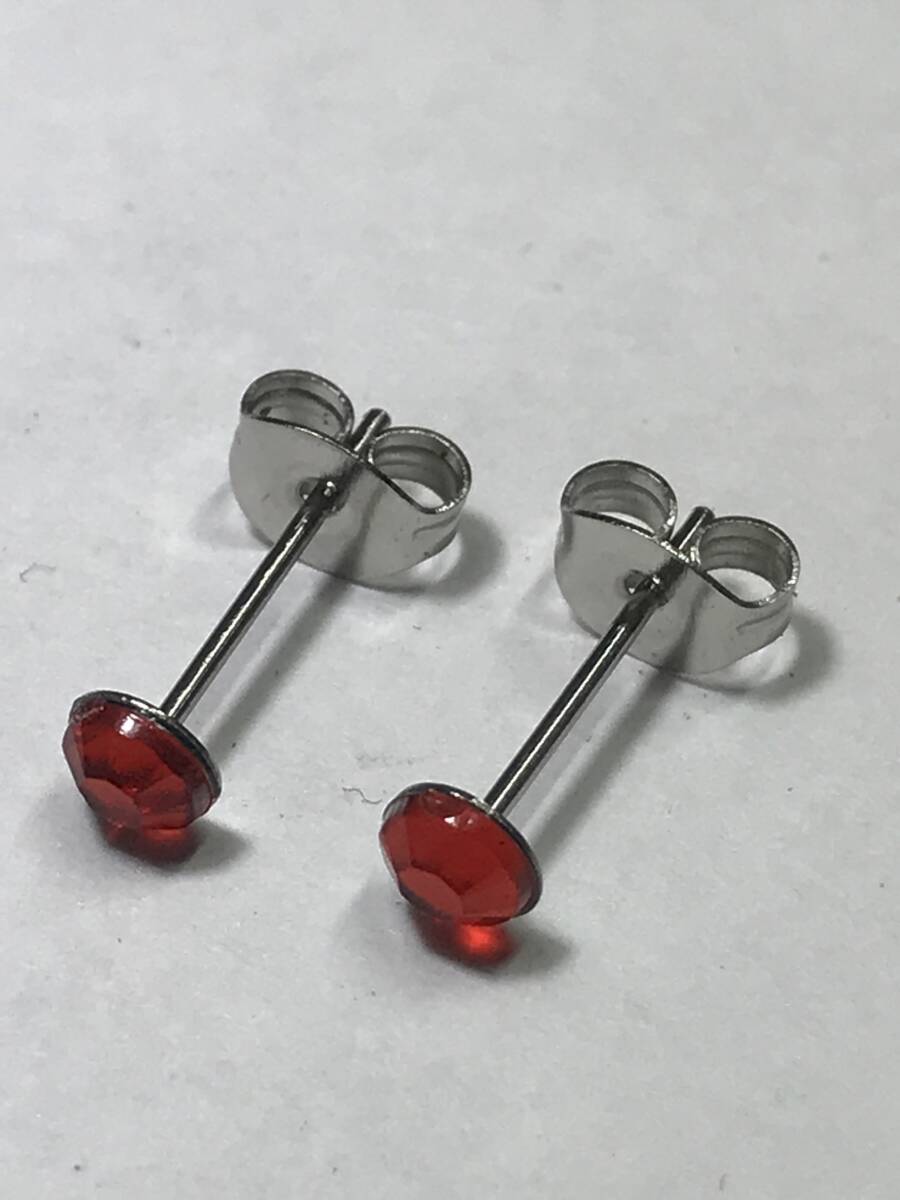 2個1セット 幅4mm ラインストーン スタッドピアス レッド 両耳用 ステンレス アクリル製 シンプル つけっぱなしOK 安い拍卖