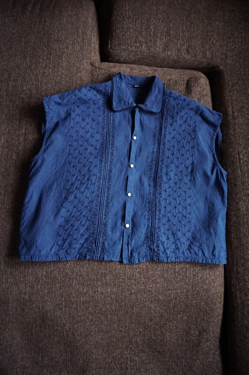 ★23年購入×定価4.3万円×手紬ぎ手織りカディの素朴な佇まい◎レースとカットワークの藍染めシャツ ブラウス★ 45rpm 45R 即決 チュニック拍卖