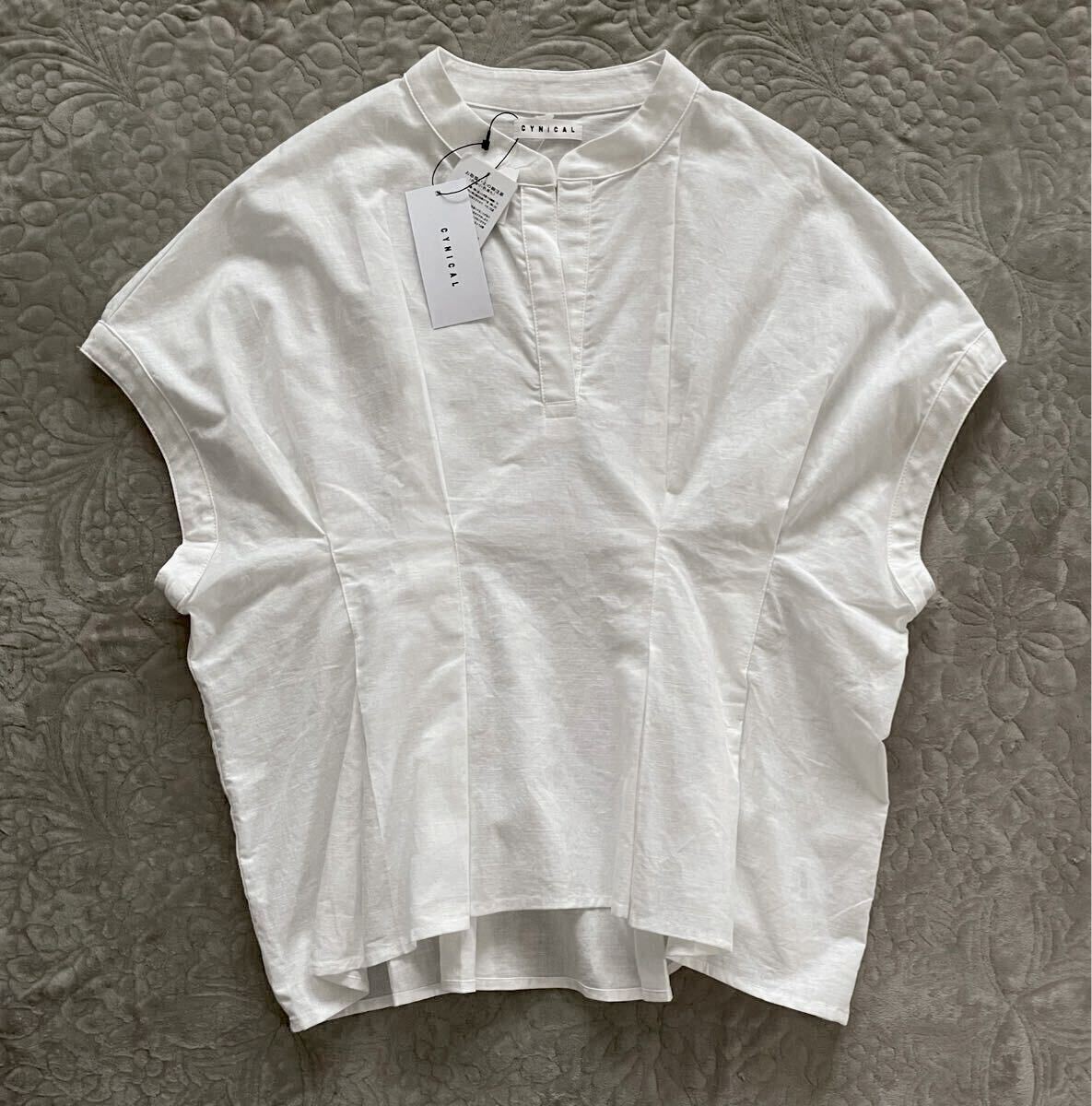未使用タグ付きCYNICALトップス綿麻フレンチスリーブ キーネック 白 コットン リネン 定価9,900円 プルオーバー シニカル拍卖