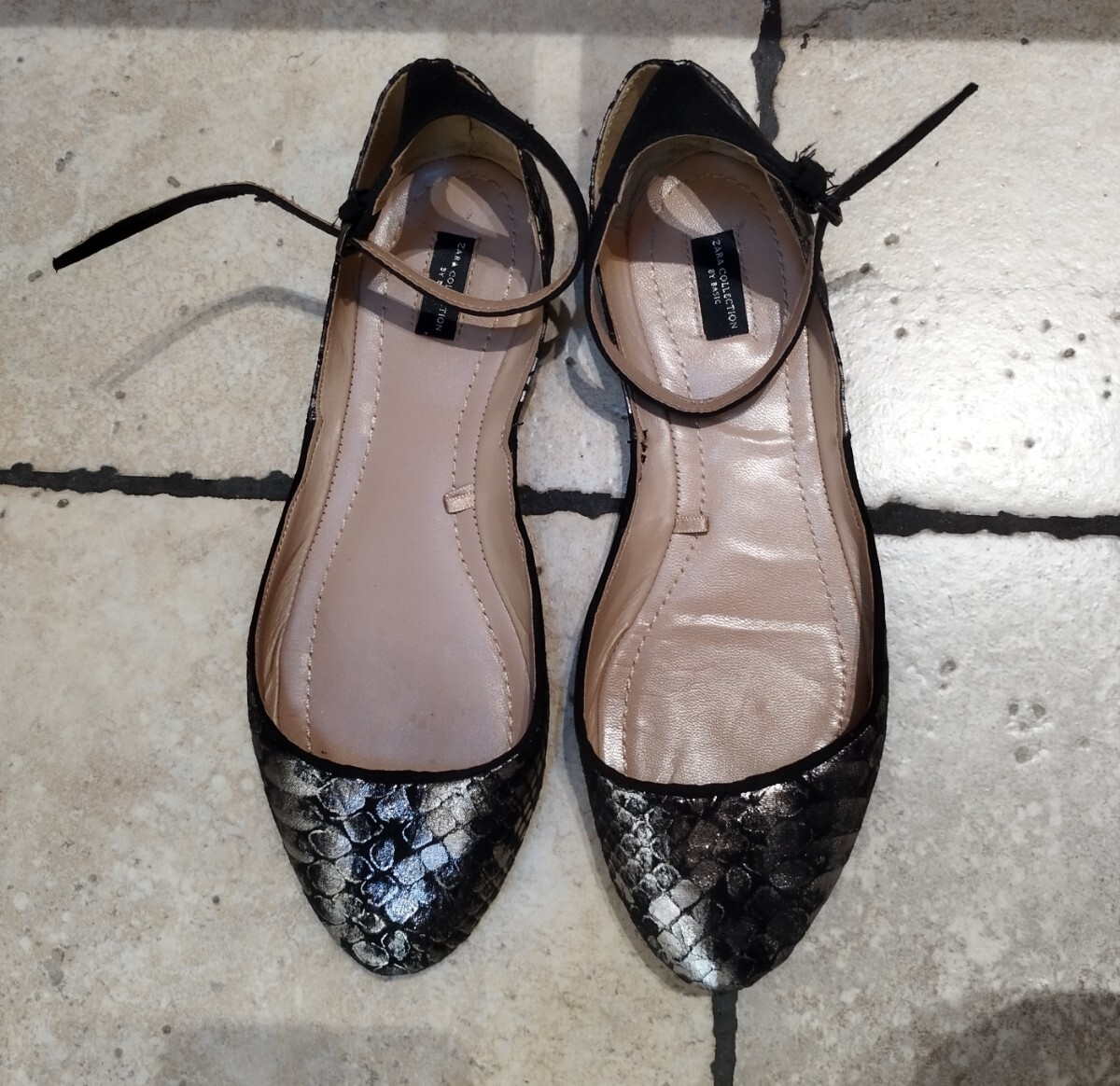 ZARA 黒×シルバー ウロコ柄 アンクルストラップパンプス ぺたんこ 24cm拍卖