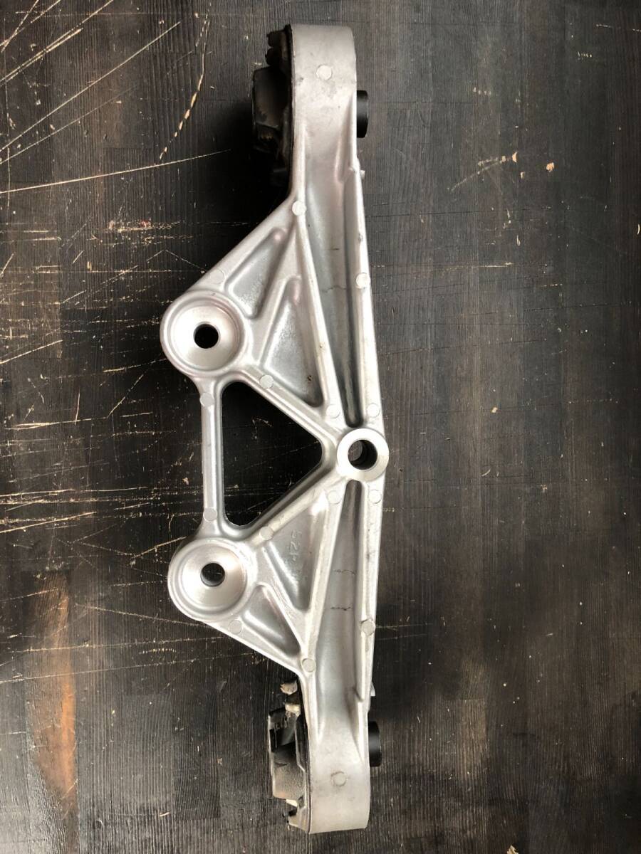 トヨタ シエナ ディファレンシャル サポート RR Support Differential Rear 52390-45020 TOYOTA LEXUS Genuine JDM メーカー純正品 未使用拍卖