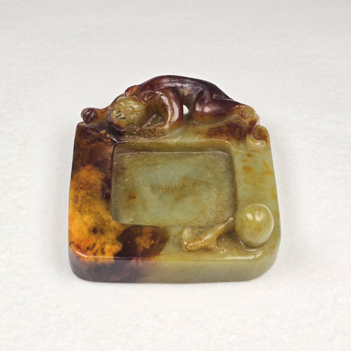 貴重 文房具 本物和田玉 原石 子石 手彫 清代 龍紋 筆添 硯 墨池 置物拍卖