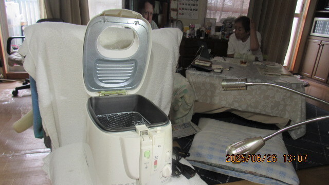 電気フライヤーKFM-2500 家庭用 サイズは36X26x25cm 重さは2,5kg 作動は確認済み 中国製 未使用品拍卖