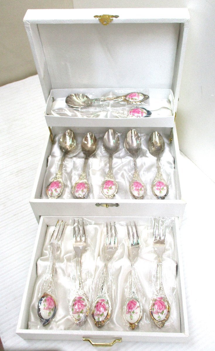 カトラリー12点セット ローズ陶器 ステンレスに銀メッキ フォーク⑤ スプーン⑤ バターナイフ① 他① ケース入り 未使用 100721 ★拍卖