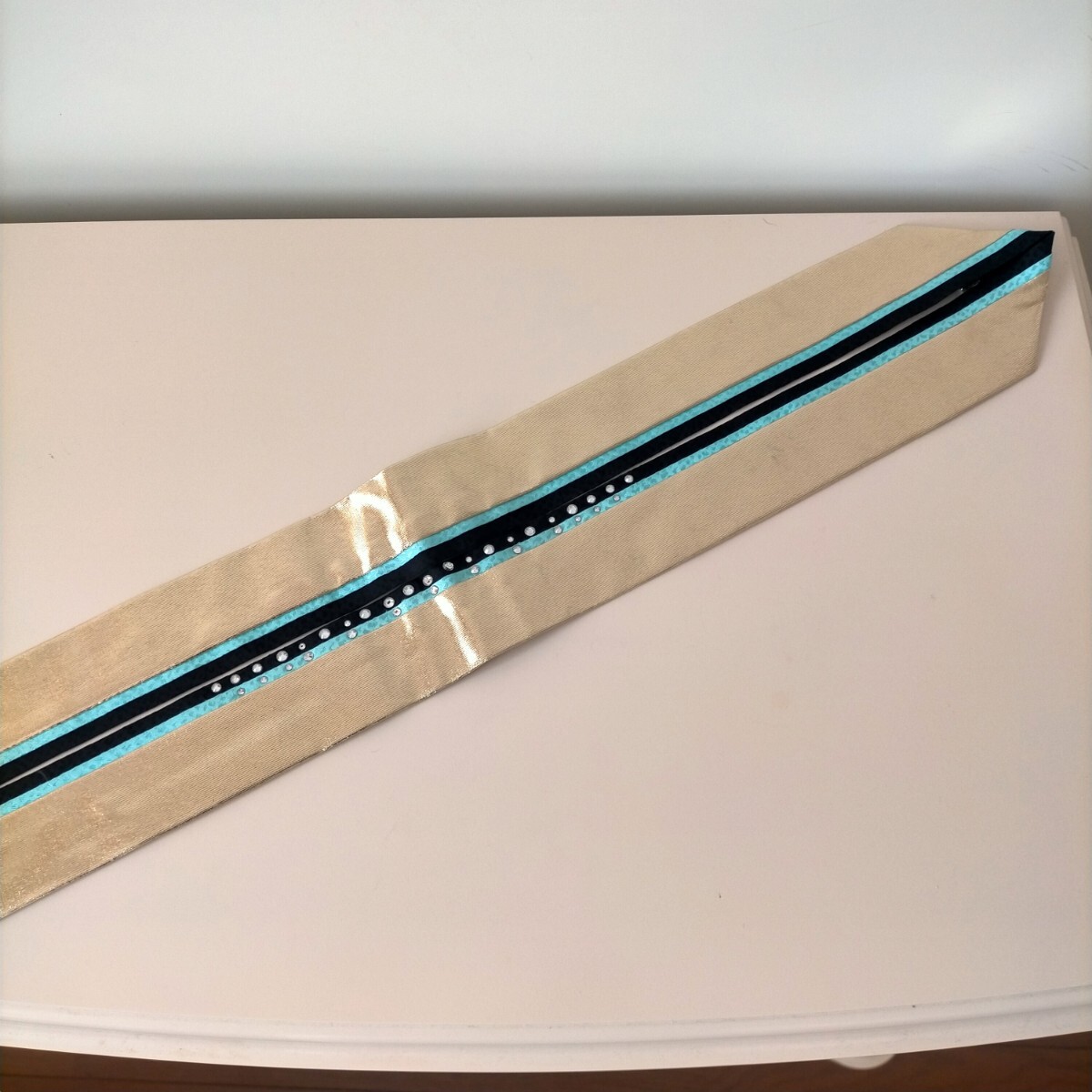 定価9187円 未使用保管品 ? スワロフスキー付伊達襟  3色ゴールド 黒 ブルー  ハイセンスな襟元に  拍卖