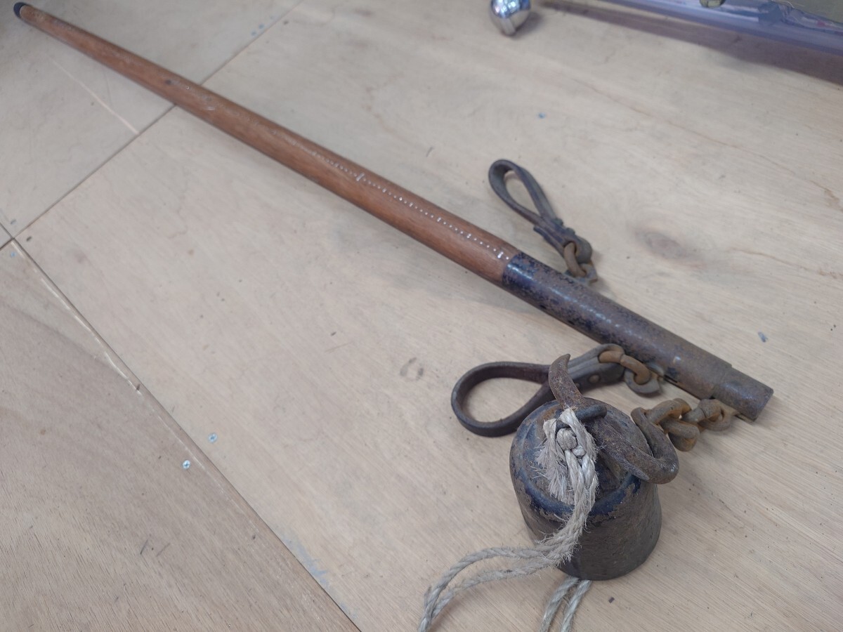 ●レトロ 古民具 骨董 アンティーク 天秤棒 棒秤 竿秤 吊りはかり オシャレ 銀 目盛り 表記 棒125.5cm 分銅 4kg インテリア ディスプレイ③拍卖