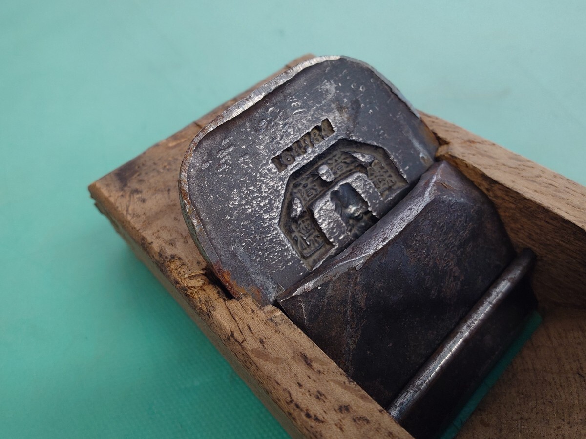 ●鉋【初弘】164784 刻 裏金【龍馬】 本銘 登録 商標 宮大工 古道具 かんな カンナ 高級 本職 鑿鋸 大工道具 貴重 希少 裏 斜線模様 ③拍卖