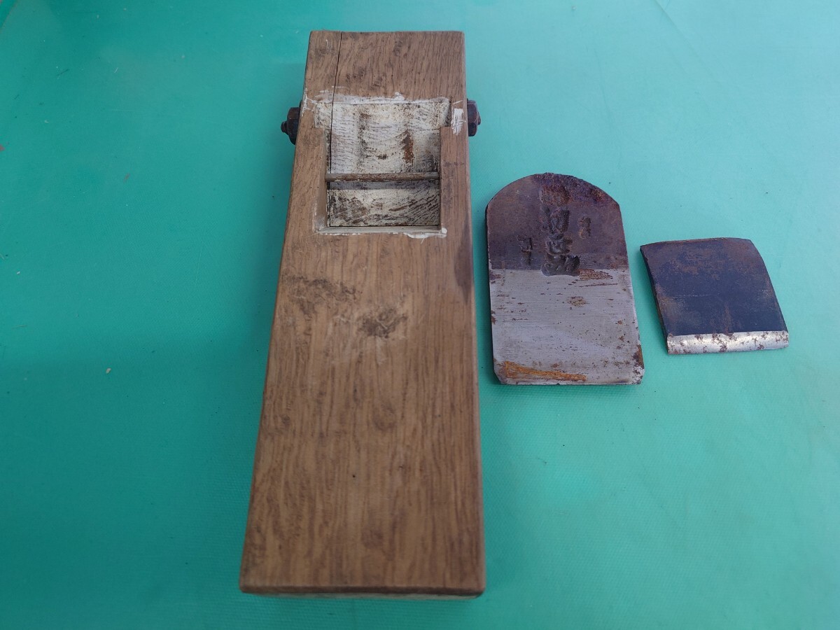 ● 鉋【特級 初正 盈 金吉】 刻 裏金 丸富 本銘 登録 商標 宮大工 古道具 かんな カンナ 高級 本職 鑿鋸 大工道具 貴重 中古 ③拍卖