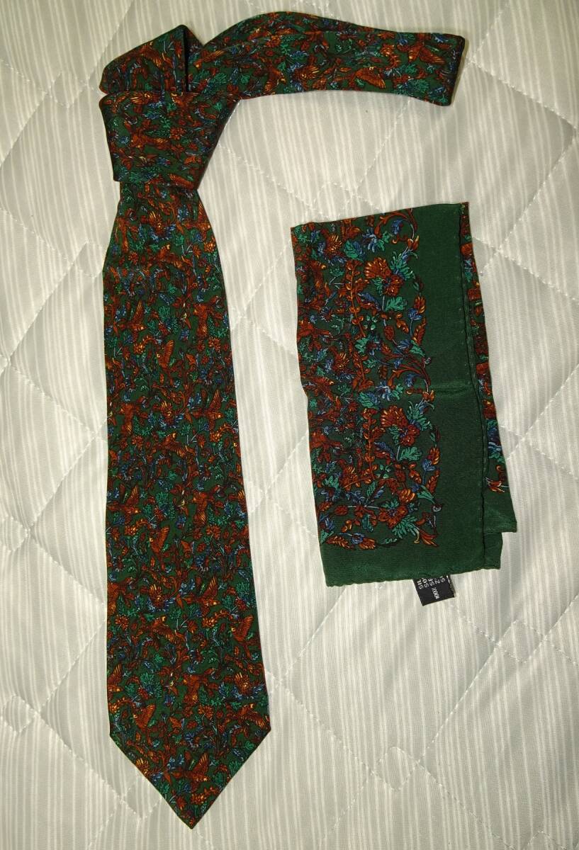イタリア製 シルクのネクタイとチーフ拍卖