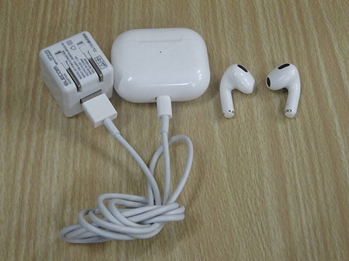 (M-454)Apple AirPods 3 アップル エアーポッズ 第3世代 A2566 A2564 A2565 MagSafe充電 Lightning端子 動作確認済み 中古拍卖
