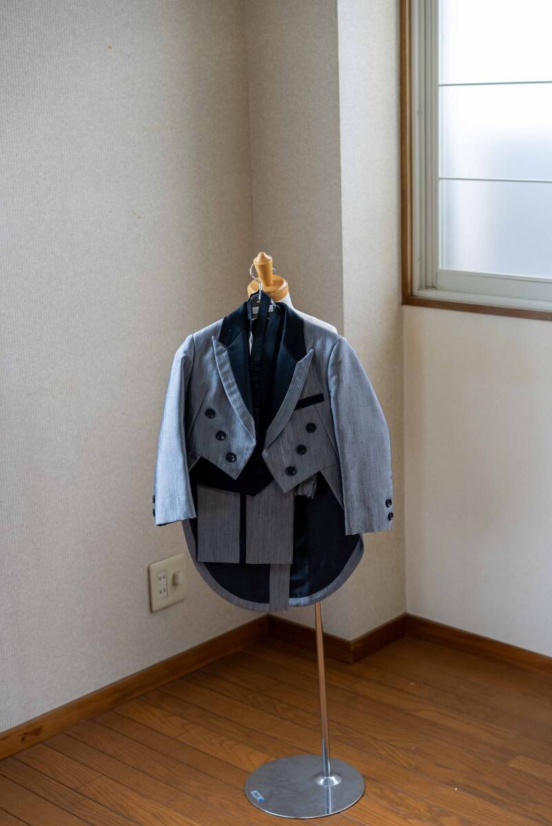 ●● 美品 110cm Tomita-Ai キッズスーツ 子供 ジャケット ズボン ベスト フォーマル 結婚式 グレー シルバー セットアップ拍卖