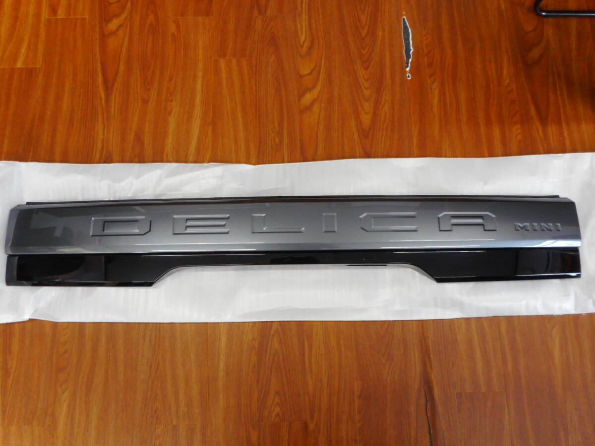 新車外し◆三菱◆デリカミニ◆4AA-B35A◆バックドアガーニッシュ◆90810 7NLOA◆リヤテールゲート◆B38A拍卖