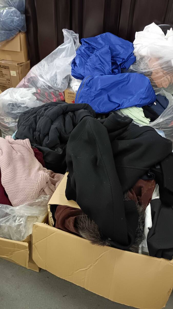 (G)古着福袋 メンズ&レディース11 季節 サイズ 状態 ごちゃ混ぜ 段ボール120サイズ詰め込み 250607拍卖