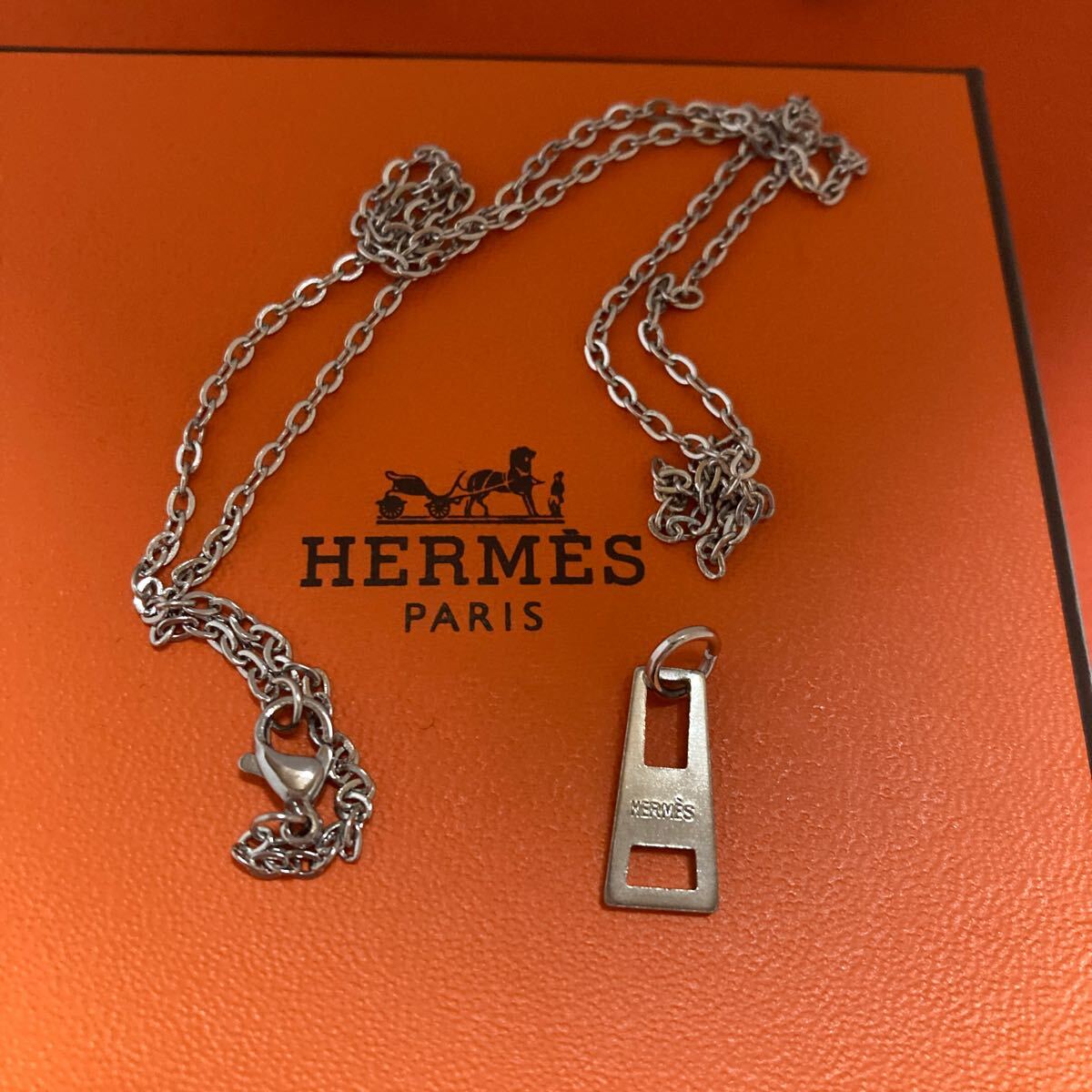 『正規品』エルメス ロゴ入りチャームネックレス美品 45センチネックレス拍卖