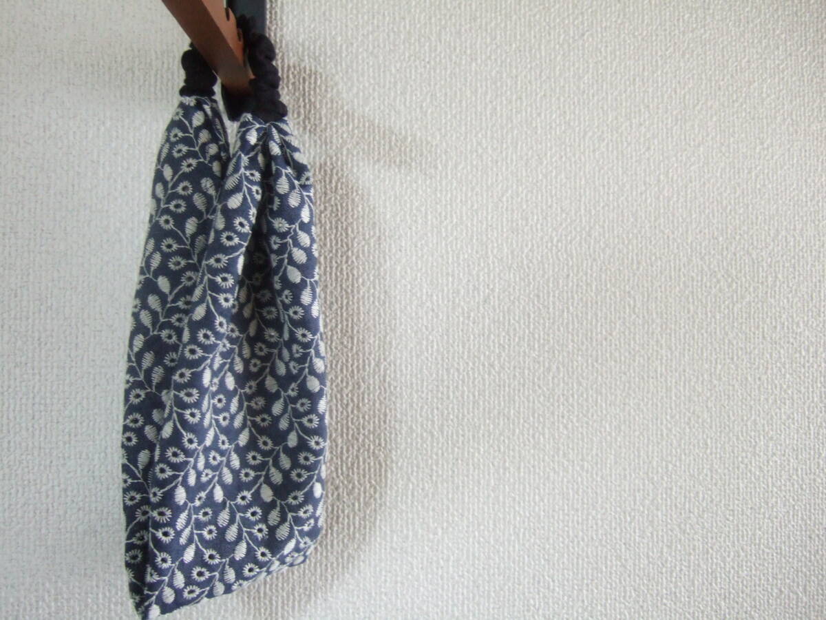 ★即決★ハンドメイド 刺繍がきれいな ネイビーブルーコットンのゆるターバン**ヘアバンド スイッチターバン コーデのアクセントに拍卖