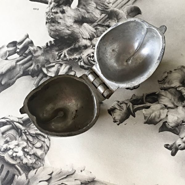 19世紀 フランス エタン 大脳の外側 胡桃のチョコレートモールド アンティーク ピューター 錫 型 小箱 オブジェ 器 菓子型 インテリア 装飾拍卖