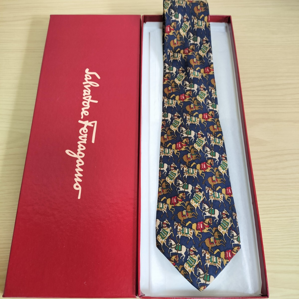 Salvatore Ferragamo(サルヴァトーレフェラガモ)色んな馬まみれ模様ネクタイ拍卖