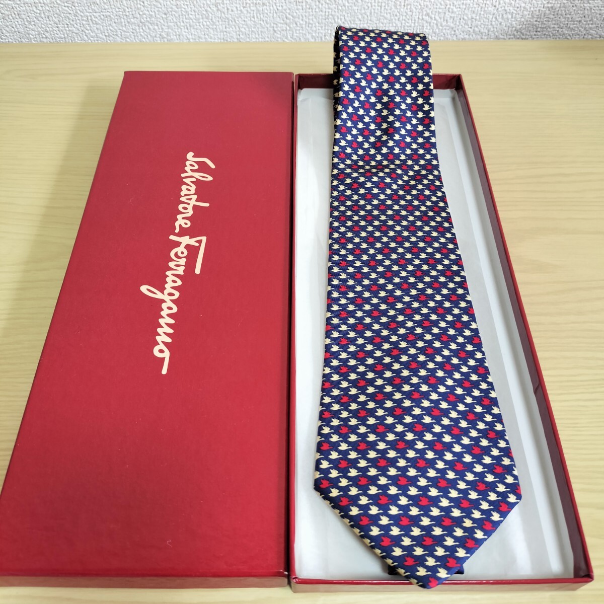 Salvatore Ferragamo(サルヴァトーレフェラガモ)青ベージュ赤ミニ鳥模様ネクタイ拍卖