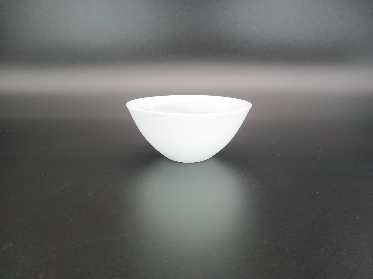 青白磁盃 圓田拓男作 美術年鑑掲載作家 共箱 盃 ぐい呑 ぐい呑み 酒器 酒盃 陶芸作家 手作り 有田焼 焼物 磁器 拍卖