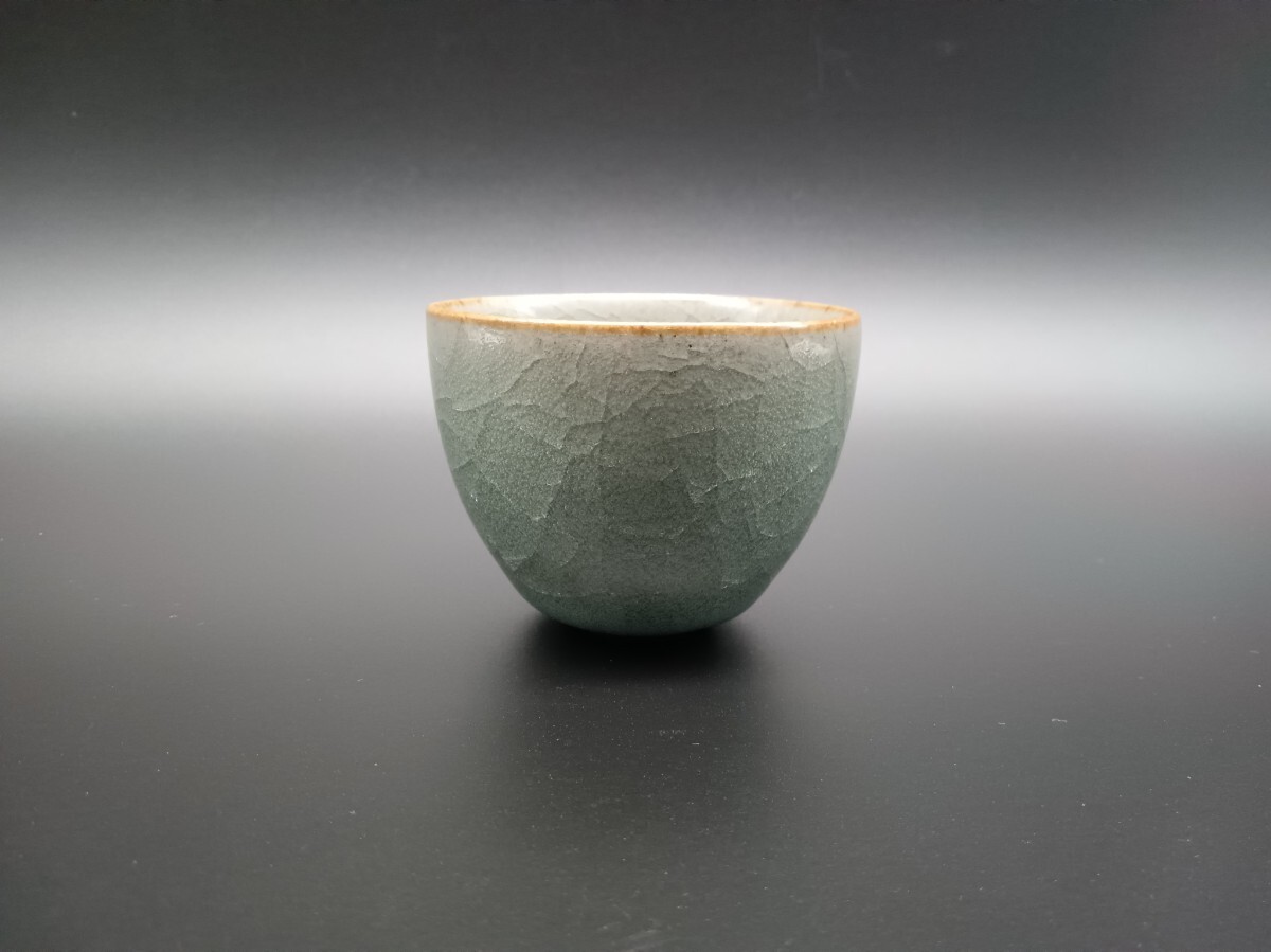 青瓷ぐい呑 圓田拓男作 共箱 美術年鑑掲載作家【色、貫入がとても美しい!】青瓷 青磁 盃 ぐい呑 ぐい呑み 酒器 陶芸作家 手作り拍卖