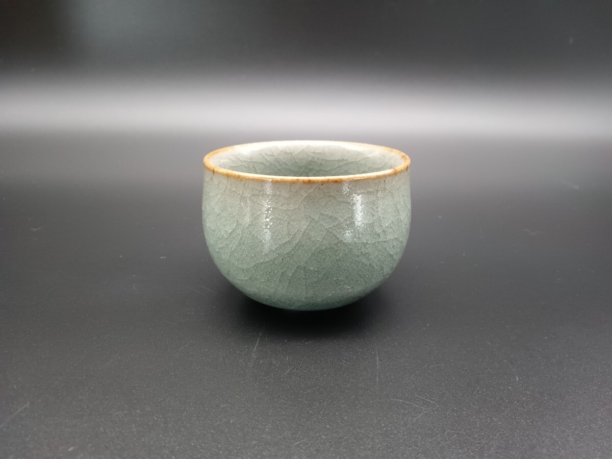 青瓷ぐい呑 圓田拓男作 共箱 美術年鑑掲載作家【色、貫入がとても美しい!】青瓷 青磁 盃 ぐい呑 ぐい呑み 酒器 陶芸作家 手作り拍卖