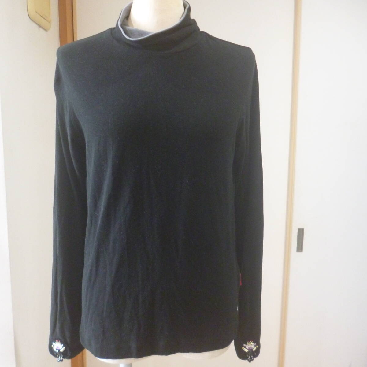 アルベロベロ オレボレブラ OLLEBOREBLA ALBEROBELLO 袖ビーズ刺繍ハイネックカットソーC拍卖