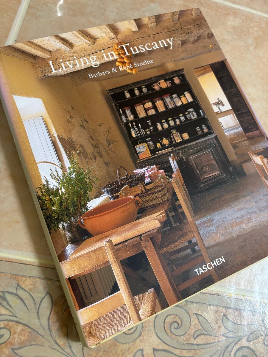 洋書トスカーナのインテリア くらし Living in Tuscany 田舎のヴィラ、コンタディーノの農家 自然に囲まれた美しいカントリー拍卖