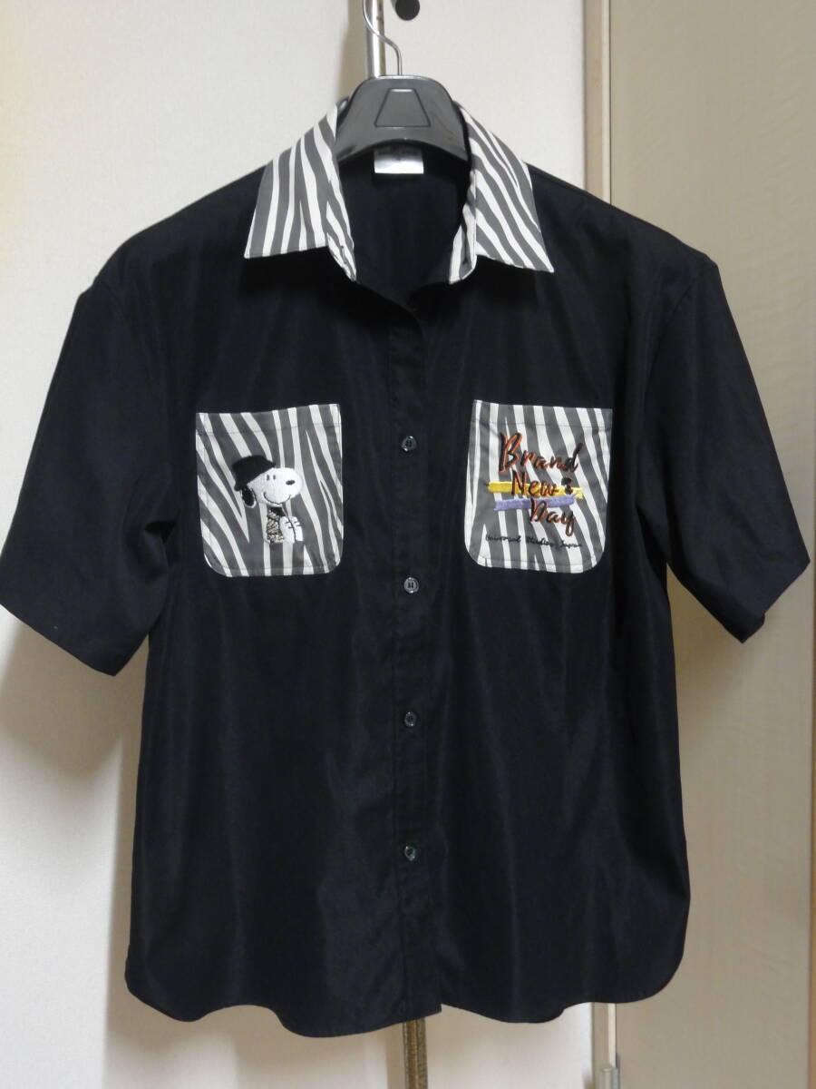 格安(胸囲118cm位)レア・USJ(ユニバーサルスタジオジャパン)・黒系切替地・SNOOPYスヌーピー刺繍デザインポケット付き・高級半袖シャツ拍卖