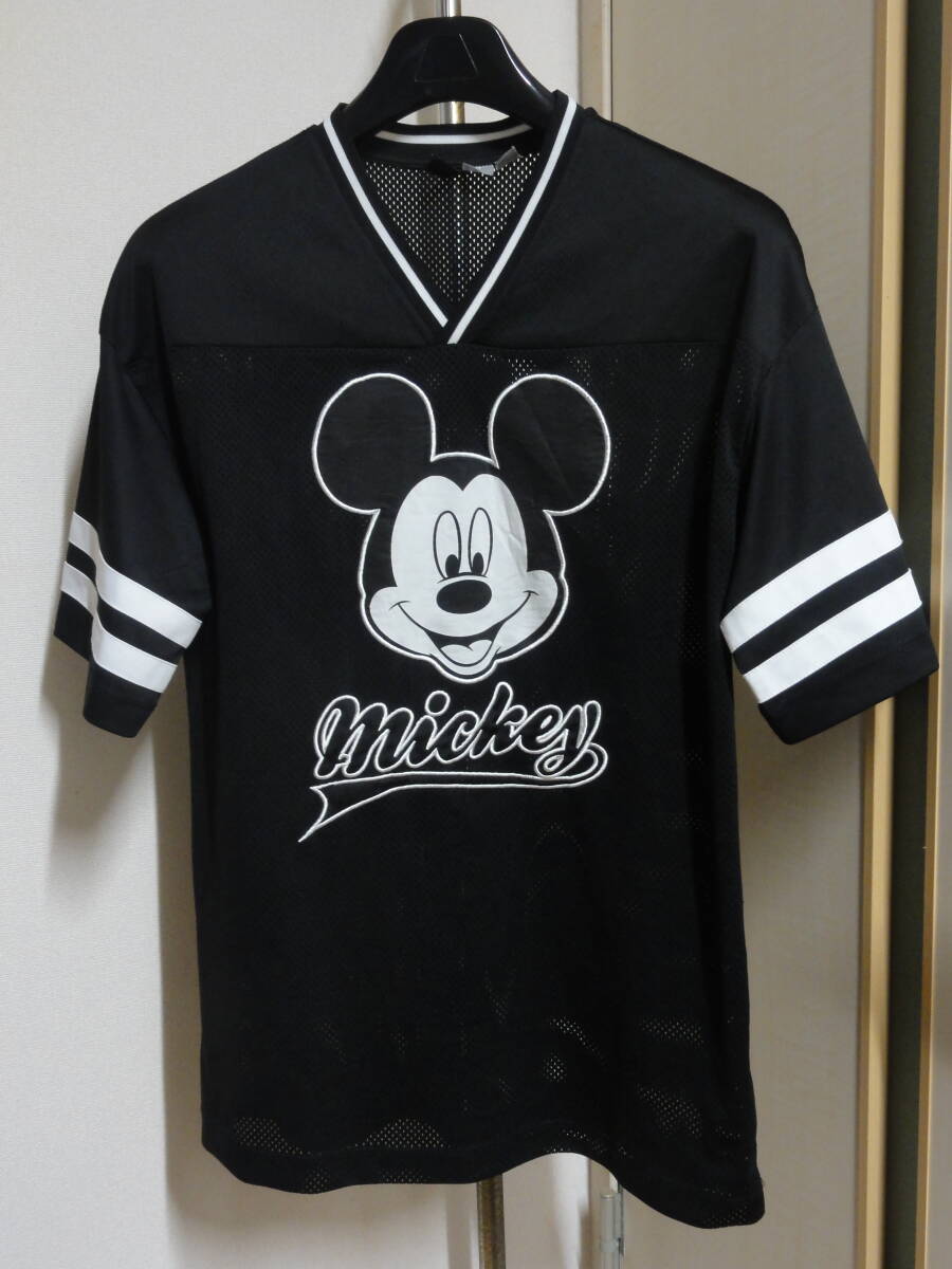 格安廃版レア・H&M(エイチアンドエム)・黒メッシュ風地・アメフトジャージ系MICKEYミッキー刺繍デザイン付き・半袖Vネック系シャツ L位拍卖