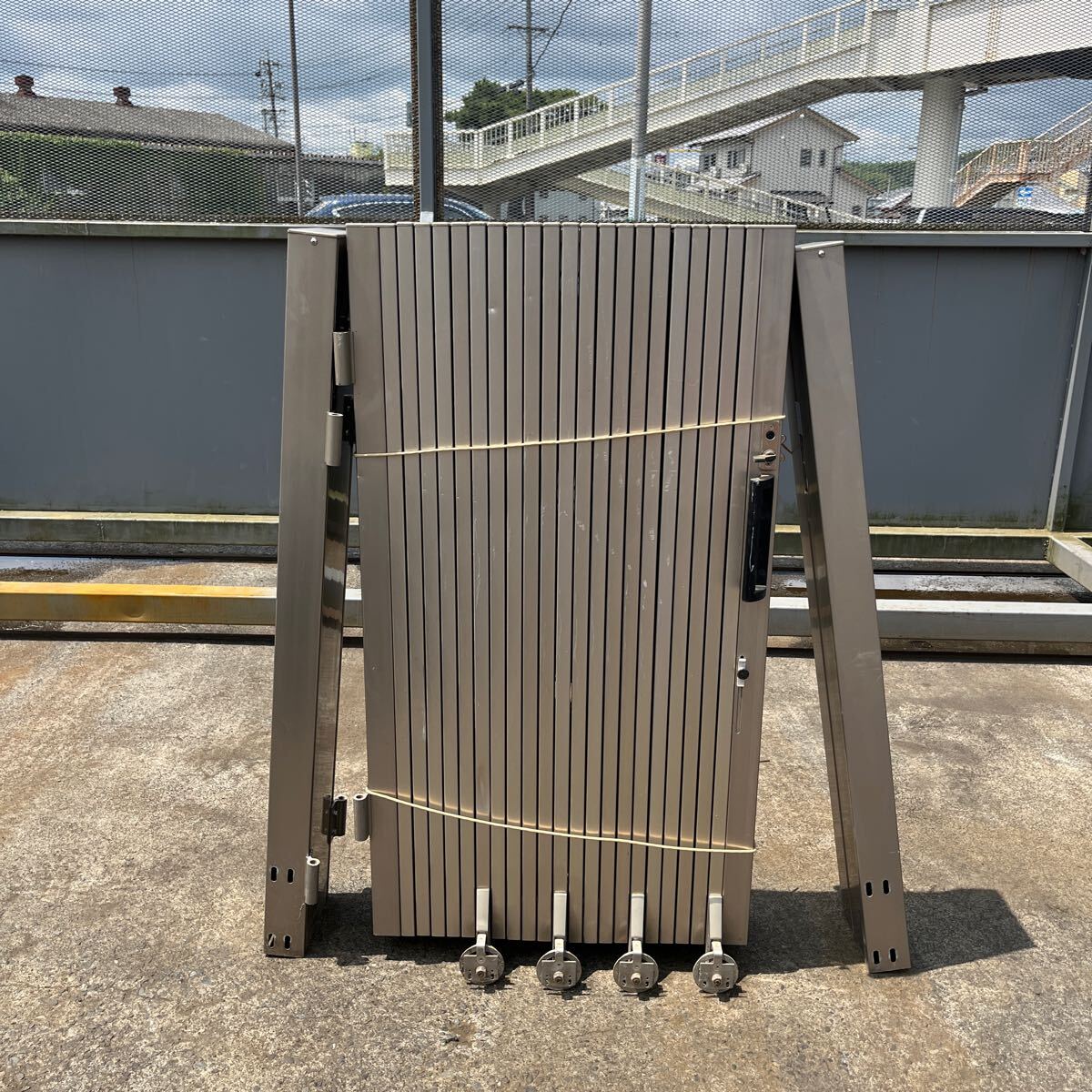 GB-5505 静岡県【直接引取限定】【発送不可】四国化成 アルミゲート 伸縮 門扉 片開き アコーディオン 全長約500cm 高約130cm 側柱あり 拍卖