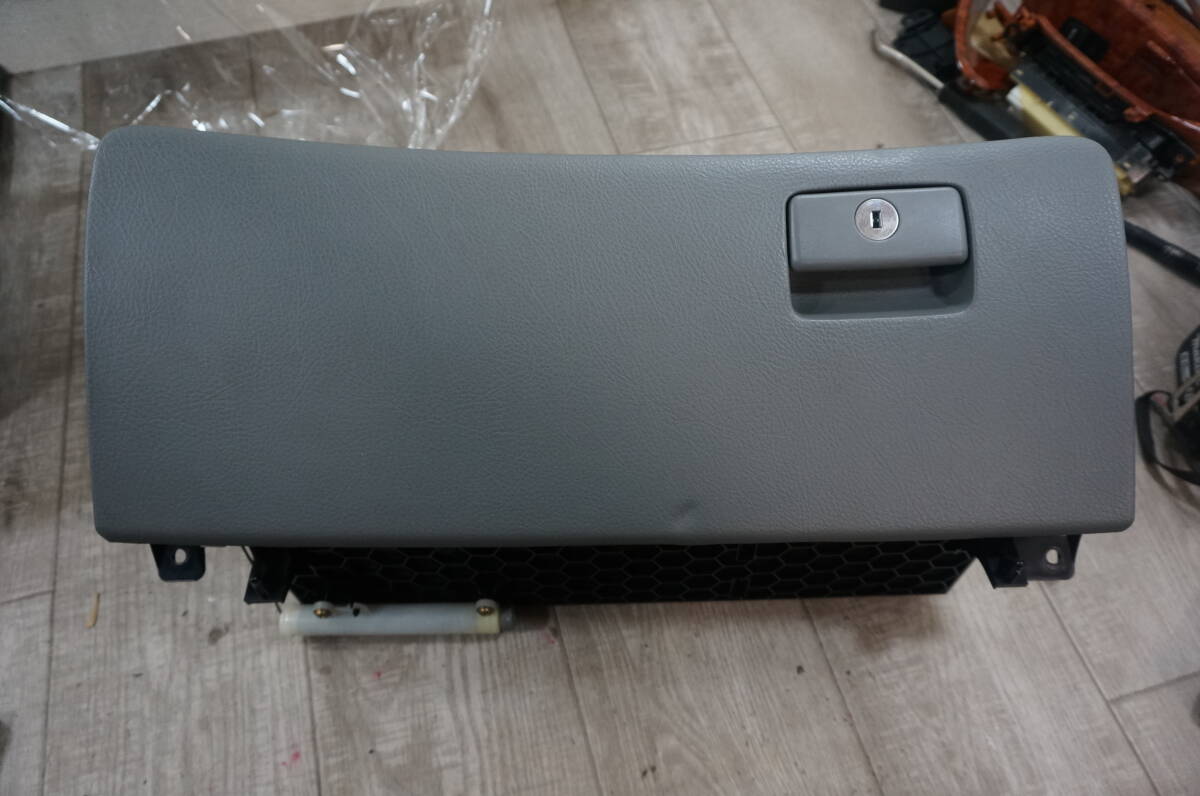 C894 クラウン マジェスタ UZS186 社外 D.A.D ギャルソン/フロントテーブル ドリンクホルダー/クリスタル仕様拍卖