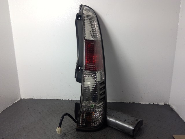 テリオスキッド J131G 右 テール ランプ ライト 81550-B4040拍卖
