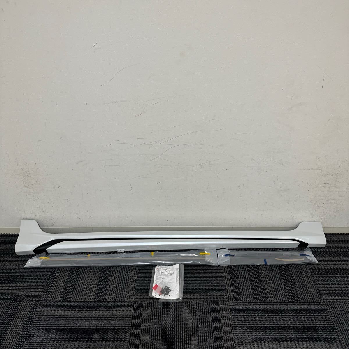 新品未使用 ZWE211W 210系 カローラツーリング 純正OP モデリスタ 右 運転席 サイドスカート サイドステップ 089 パールホワイト 白 ①拍卖