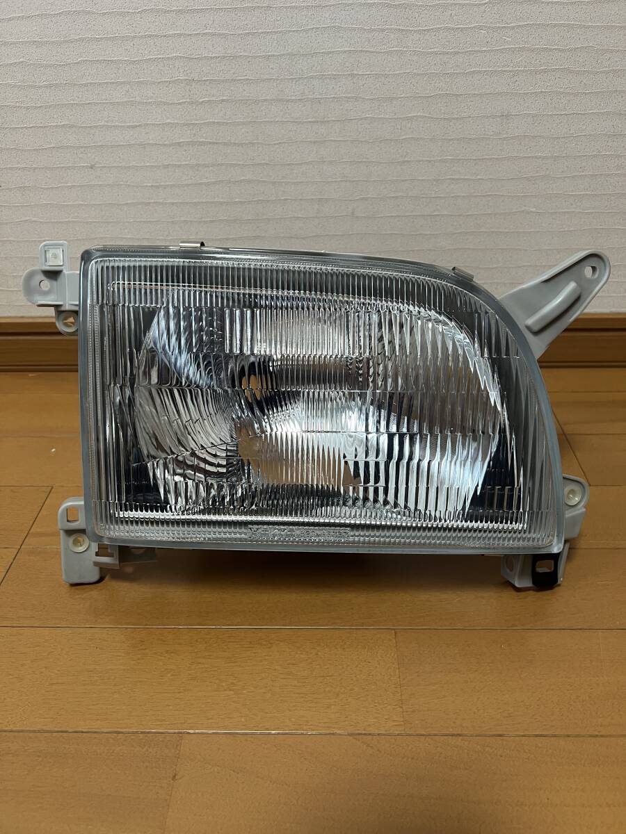【貴重品!】トヨタ 100系 ハイエースバン ハロゲンヘッドランプ 右側 81130-26061 台湾製新品拍卖