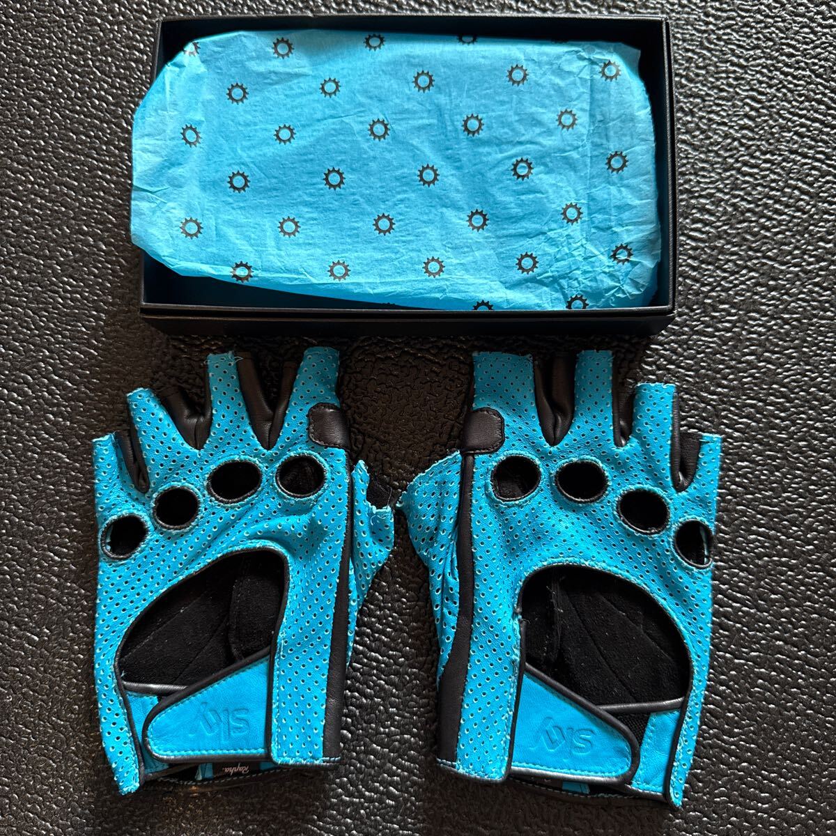 Rapha TEAM SKY leather GLOVES拍卖