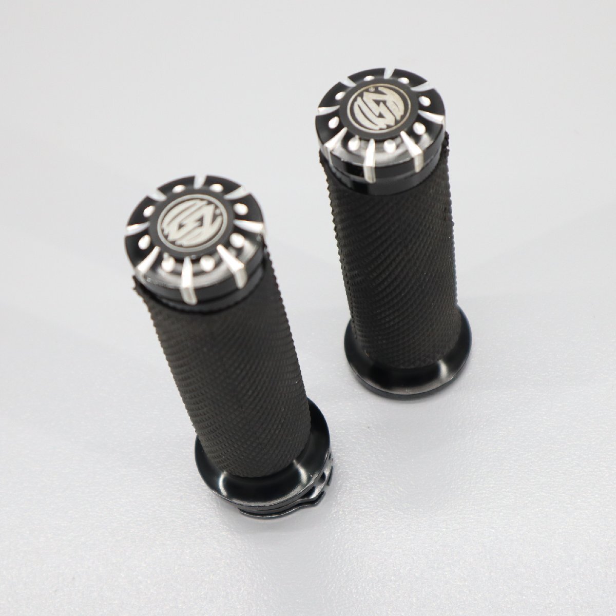 ハーレー 不明 RSD ローランドサンズデザイン ハンドルグリップ (汎用 XL883/1200 スポーツスター ダイナ ソフテイル 等) 250626CT0036拍卖