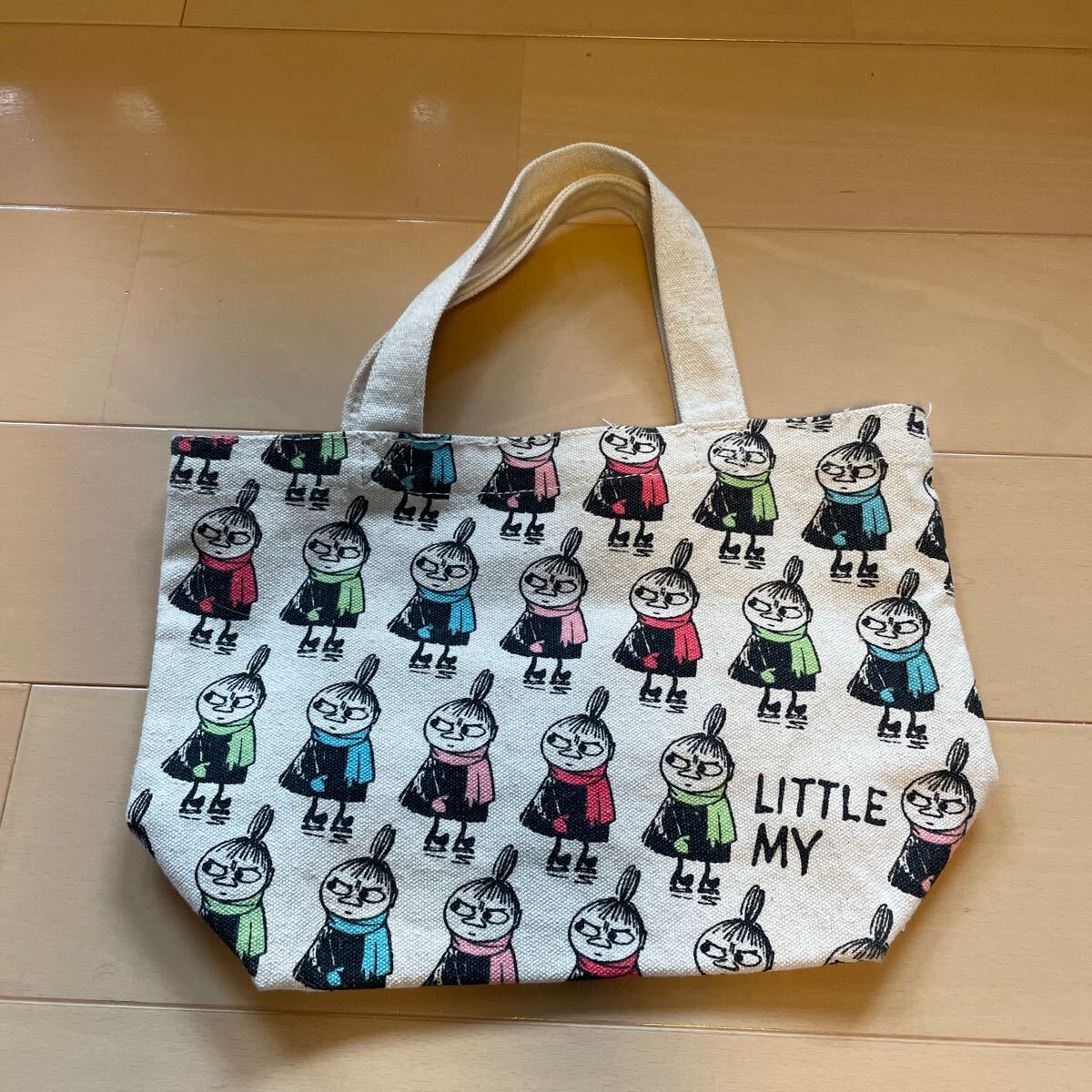 送料無料 ムーミン リトルミィがいっぱいミニトート 総柄 キャンバス地 送料込み拍卖