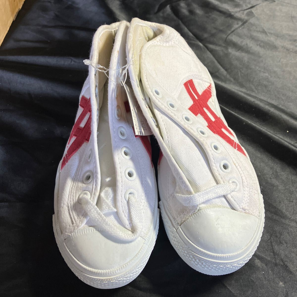 B87 asics TBF119 スニーカー 22.5センチ ホワイト×レッド ヴィンテージ 新品未使用品 スポーツ 経年劣化あり拍卖