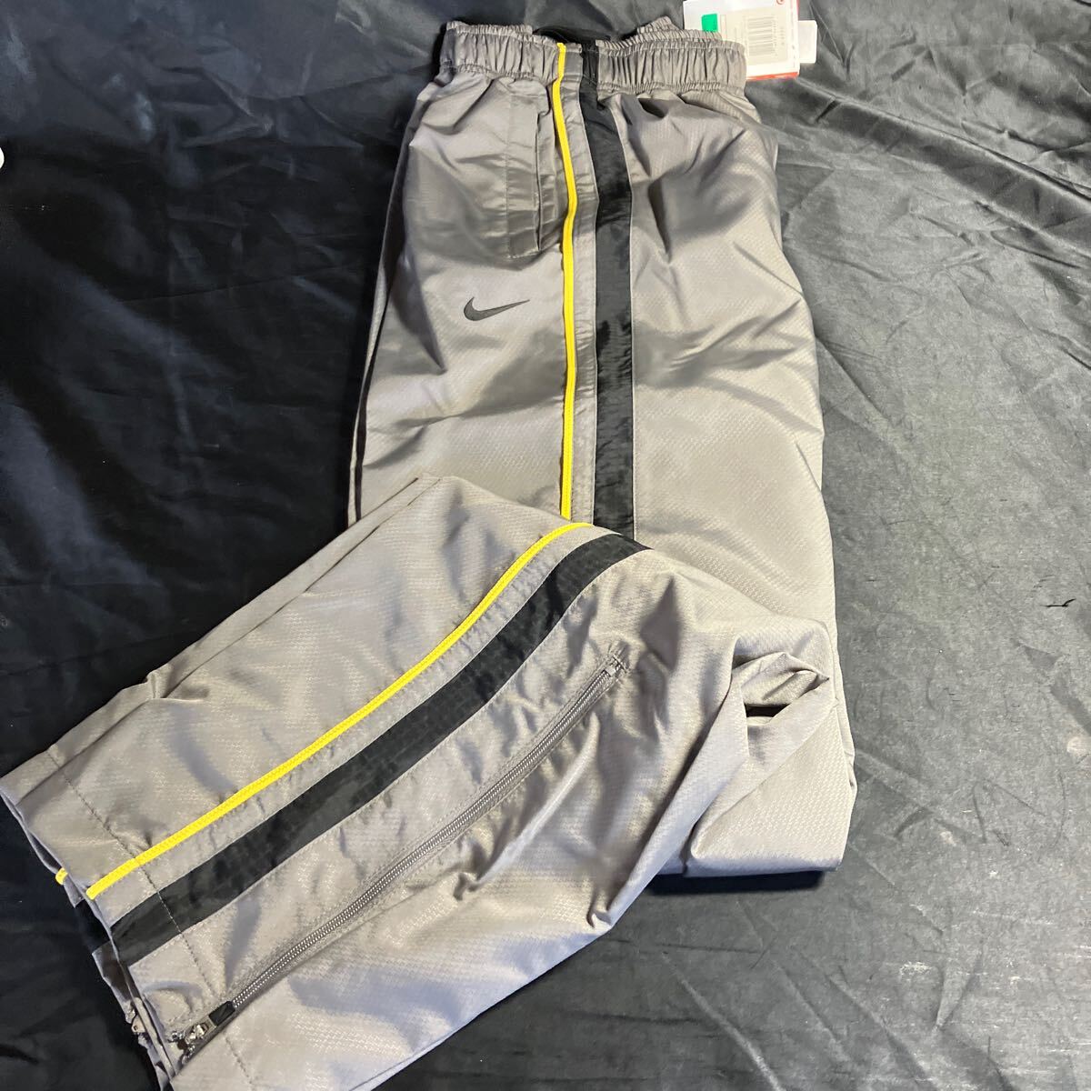 I32 NIKE 264719 ナイロンパンツ XLサイズ グレー×イエロー 新品未使用品 スポーツ ◎刺繍ロゴ入り拍卖