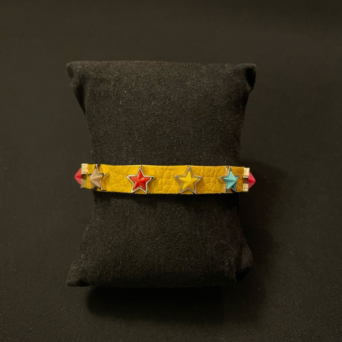 MADE IN ITALY製 RED(V) 星型スタッズ付き レザーブレスレット イエロー Fサイズ イタリア製 ブレスレット 黄色拍卖