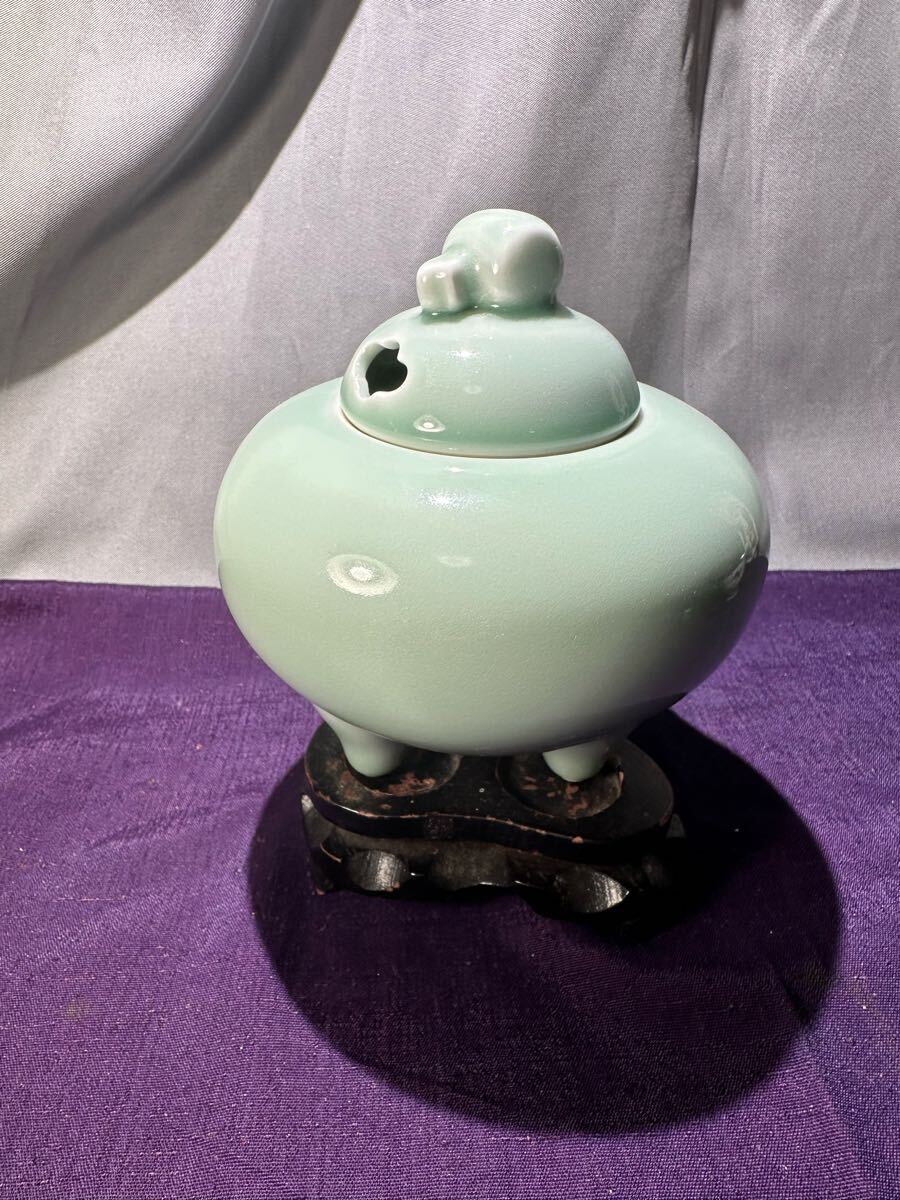 香炉 三足香炉 青磁 在銘 色鍋島冬山作 台付き アンティーク拍卖