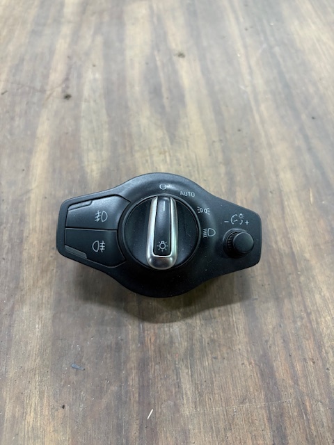MIML★アウディA4 アバント★純正 ライトスイッチ★ABA-8KCDH/1.8TFSI/Audi/セダン/部品取り車拍卖